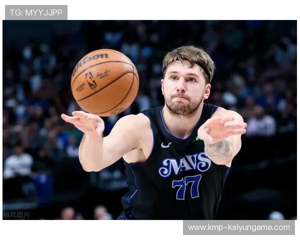 东契奇高难度转身跳投再中,独行侠稳住胜势 东契奇高难度转身跳投再中,独行侠稳住胜势